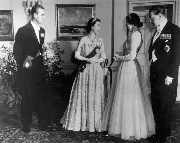 7 Potret lawas Ratu Elizabeth II saat muda, cantiknya luar biasa