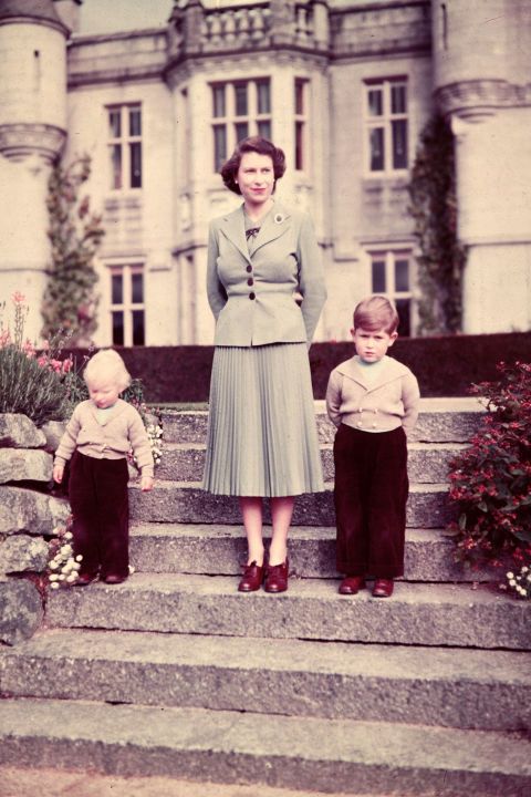 7 Potret lawas Ratu Elizabeth II saat muda, cantiknya luar biasa