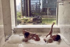 5 Momen Jessica Iskandar & El Barack mandi bareng, bikin salah fokus