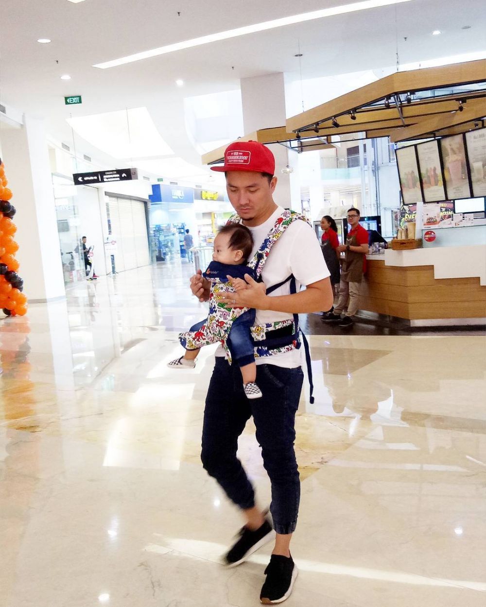Gaya 8 seleb ganteng gendong anak saat jalan-jalan di mal, ayah idaman