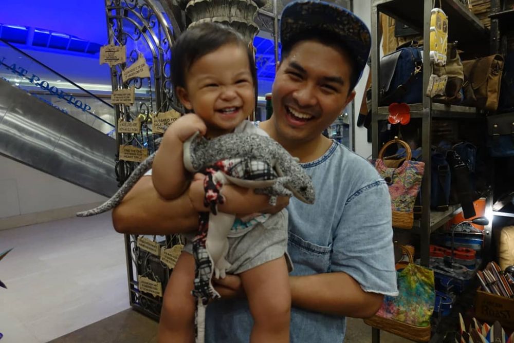 Gaya 8 seleb ganteng gendong anak saat jalan-jalan di mal, ayah idaman