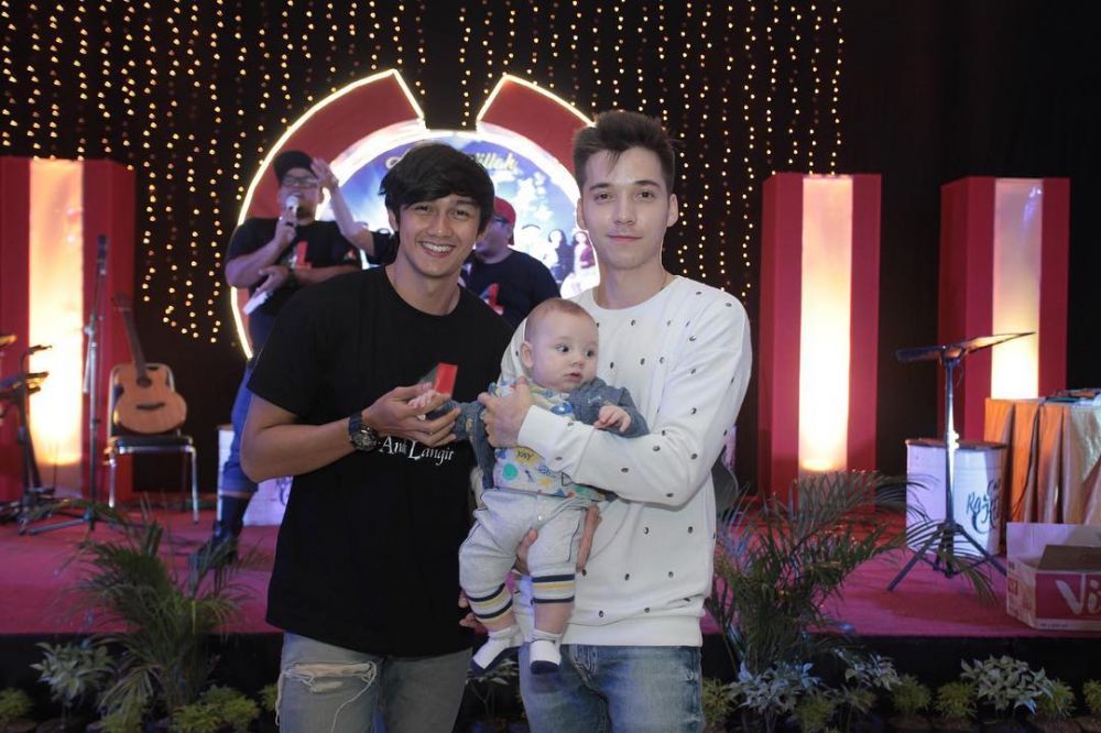 Gaya 8 seleb ganteng gendong anak saat jalan-jalan di mal, ayah idaman