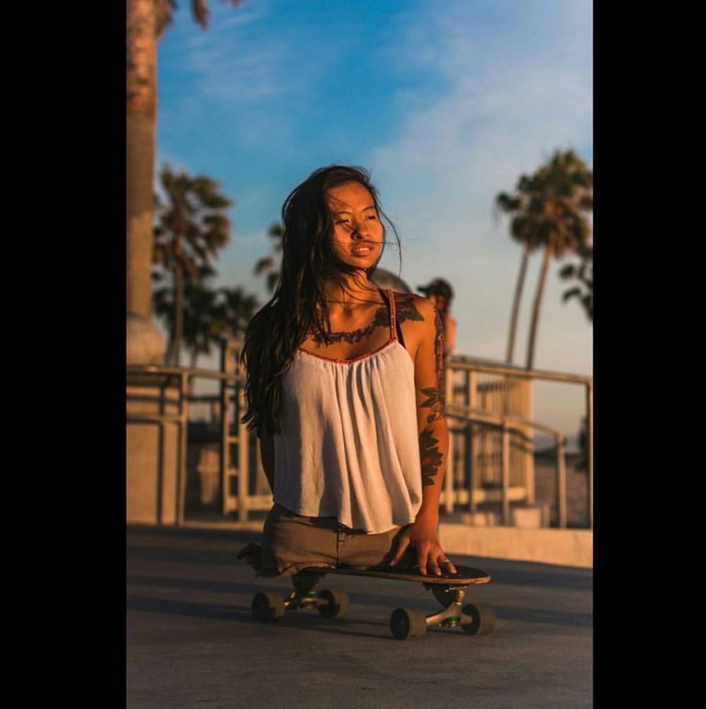 8 Aksi memukau difabel cantik saat skateboard & surfing, bikin takjub