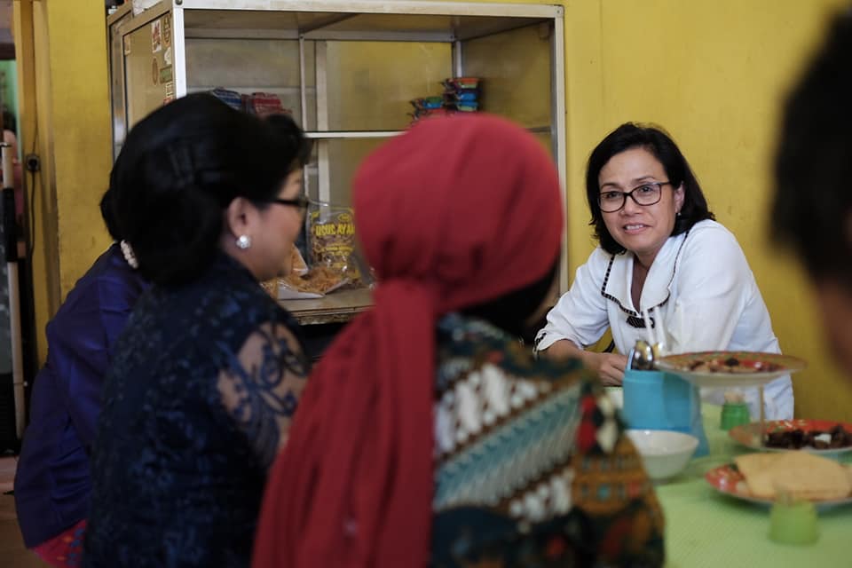 6 Potret Menkeu Sri Mulyani rapat di warung pecel, sederhana banget