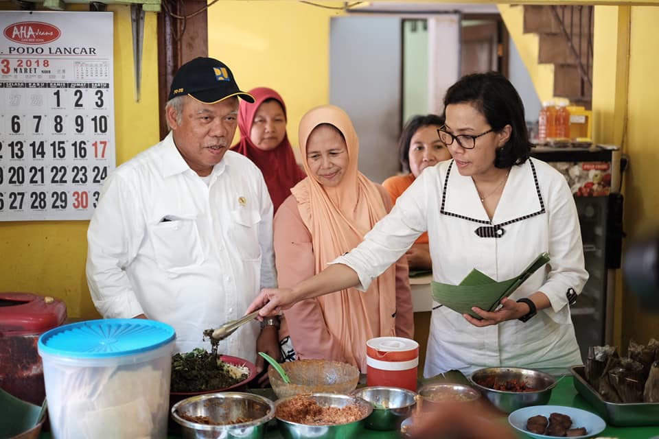 6 Potret Menkeu Sri Mulyani rapat di warung pecel, sederhana banget