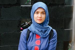 10 Penampilan Dea Imut berbalut hijab, pesonanya bikin hati teduh