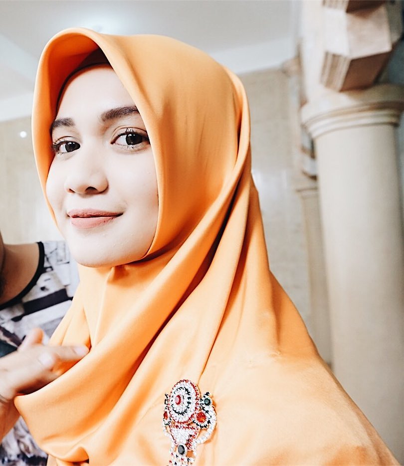 10 Penampilan Dea Imut berbalut hijab, pesonanya bikin hati teduh
