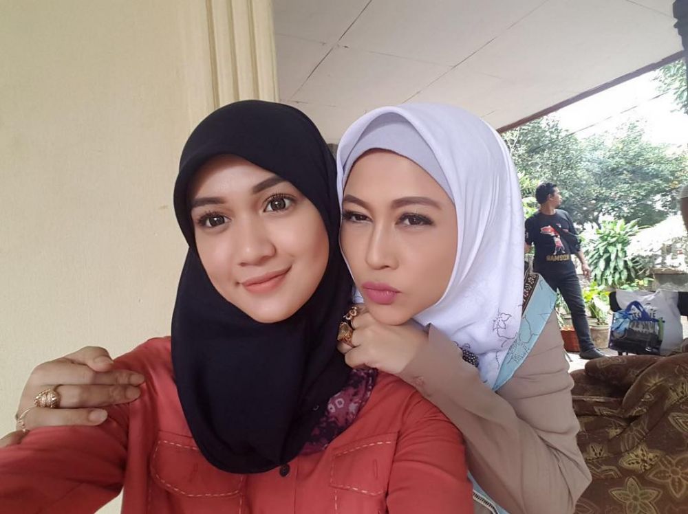10 Penampilan Dea Imut berbalut hijab, pesonanya bikin hati teduh