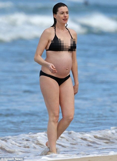Lagi hamil besar, begini potret 8 seleb kenakan bikini yang seksi abis