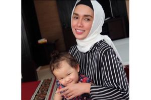 Pamer foto kenakan hijab, Ussy Sulistiawaty banjir pujian selangit