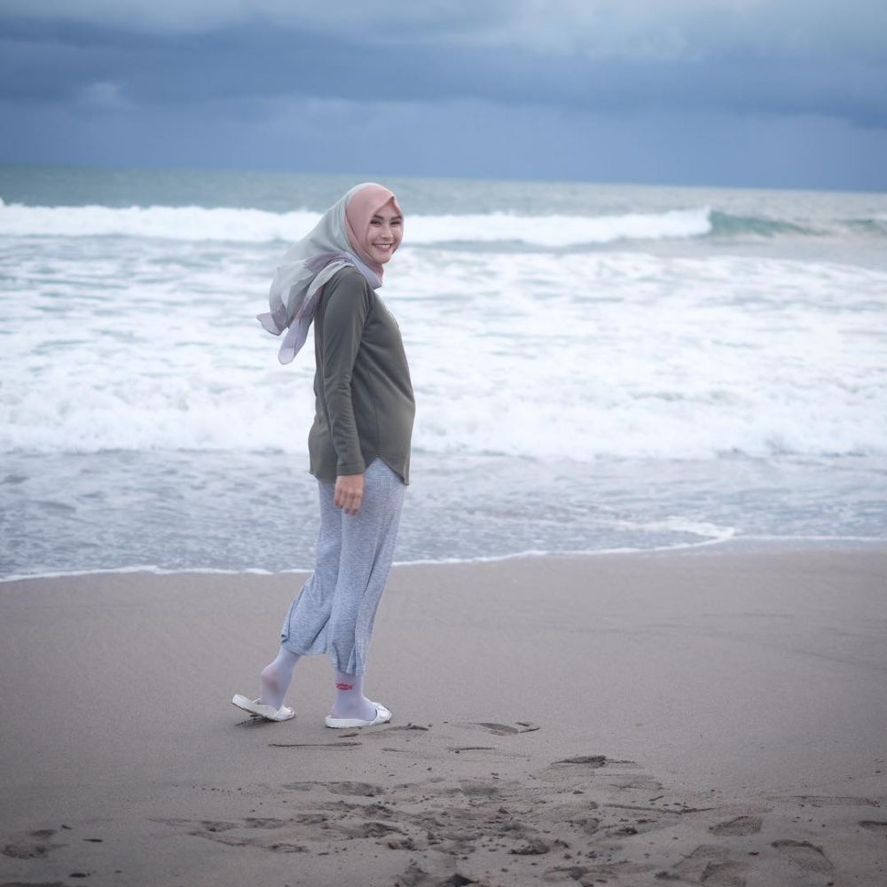 Gambar Wanita Berhijab Dari Belakang Di Pantai Rahman Gambar