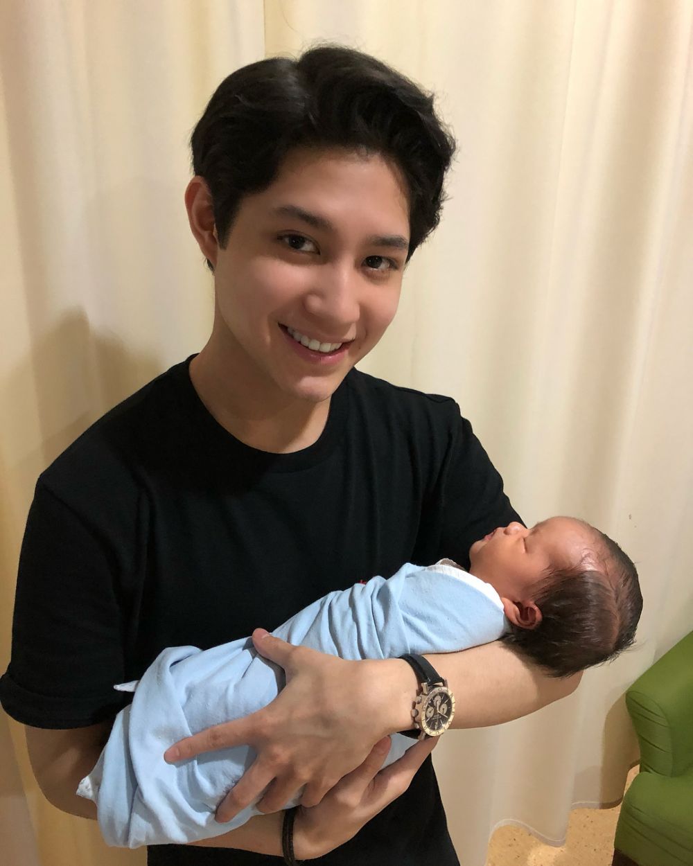 Ibu tiri melahirkan anak, Teuku Rassya penuh kasih gendong si bayi