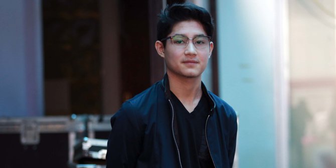 Ibu tiri melahirkan anak, Teuku Rassya penuh kasih gendong si bayi