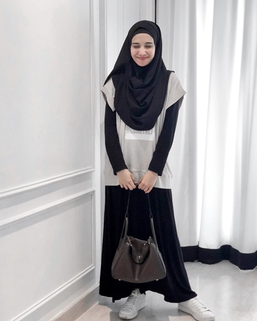 10 Gaya baru Zaskia Sungkar kenakan hijab syar'i usai pulang umrah