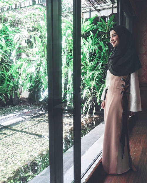 10 Gaya baru Zaskia Sungkar kenakan hijab syar'i usai pulang umrah