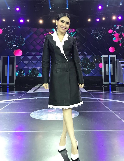 Jadi juri, ini 10 pose Ayu Ting Ting pakai gaun di panggung Kilau DMD