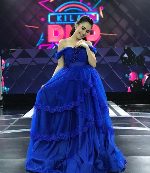 Jadi juri, ini 10 pose Ayu Ting Ting pakai gaun di panggung Kilau DMD