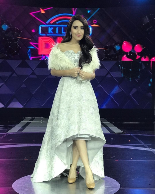 Jadi juri, ini 10 pose Ayu Ting Ting pakai gaun di panggung Kilau DMD