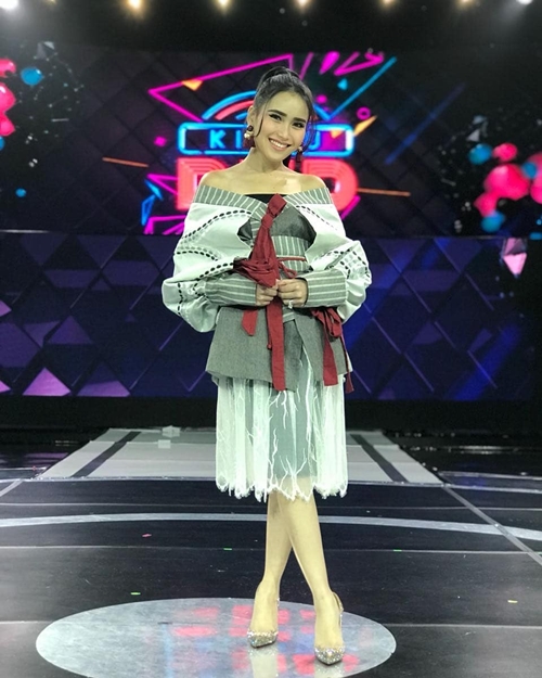 Jadi juri, ini 10 pose Ayu Ting Ting pakai gaun di panggung Kilau DMD