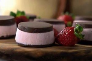 Begini cara bikin es krim bonbon stroberi yang manis dan lembut abis