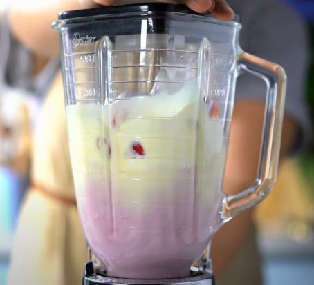 Begini cara bikin es krim bonbon stroberi yang manis dan lembut abis