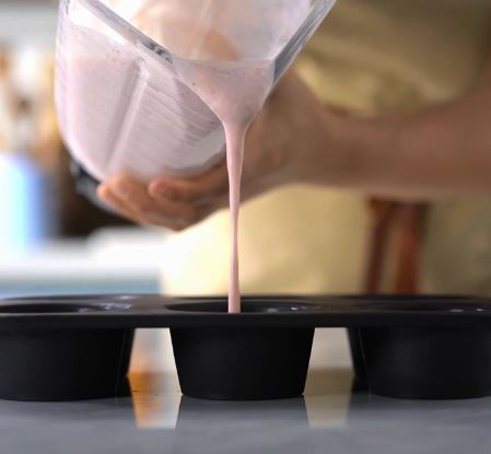 Begini cara bikin es krim bonbon stroberi yang manis dan lembut abis