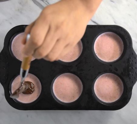 Begini cara bikin es krim bonbon stroberi yang manis dan lembut abis