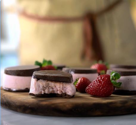 Begini cara bikin es krim bonbon stroberi yang manis dan lembut abis