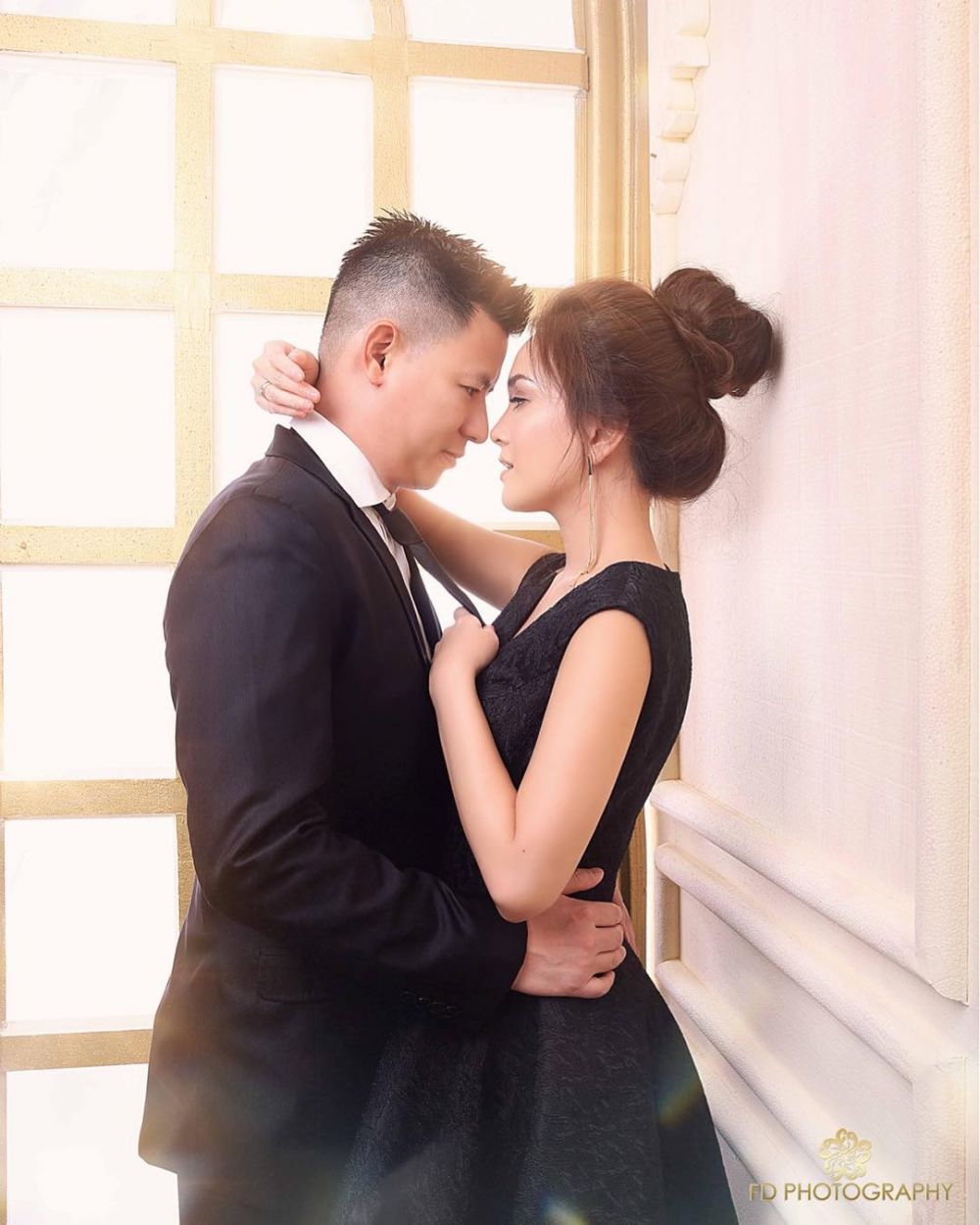 7 Gaya pemotretan pasangan seleb hampir ciuman ini bikin panas dingin