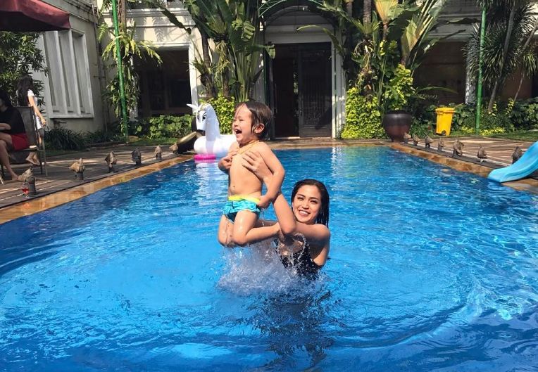 Beda gaya 10 seleb cantik saat temani anak berenang, seru abis