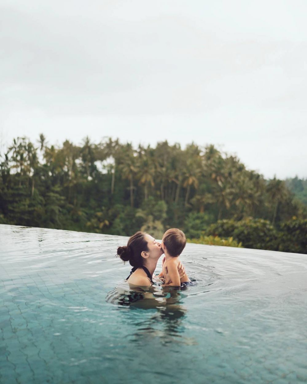 Beda gaya 10 seleb cantik saat temani anak berenang, seru abis