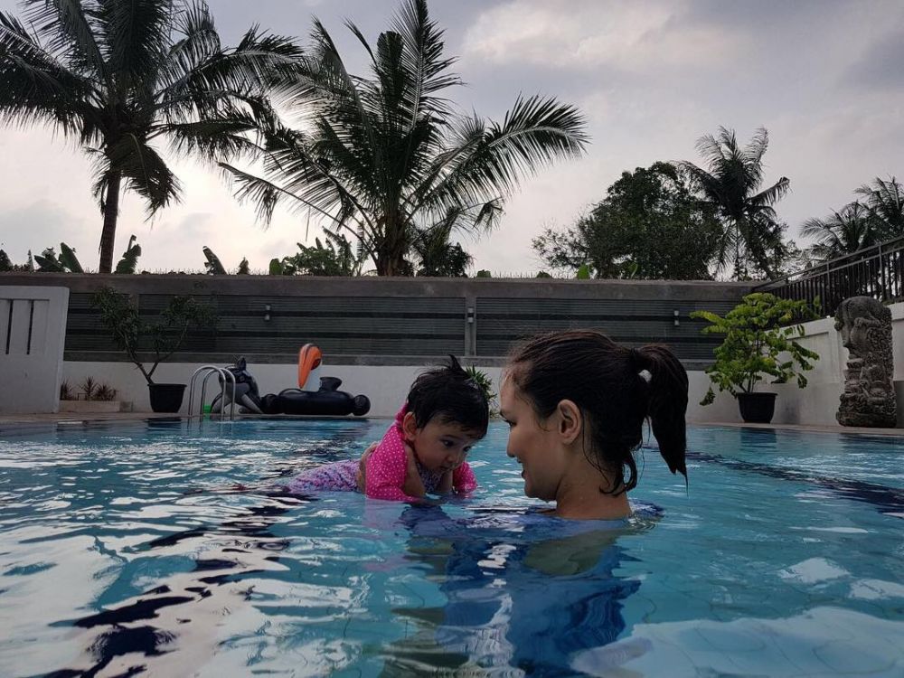 Beda gaya 10 seleb cantik saat temani anak berenang, seru abis