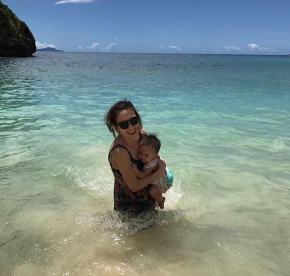 Beda gaya 10 seleb cantik saat temani anak berenang, seru abis