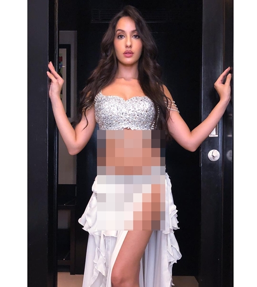 Video aksi tarian perutnya jadi viral, ini 10 pose seksi Nora Fatehi