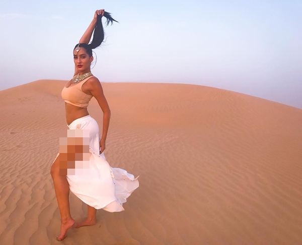 Video aksi tarian perutnya jadi viral, ini 10 pose seksi Nora Fatehi