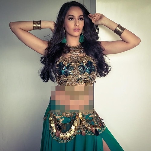 Video aksi tarian perutnya jadi viral, ini 10 pose seksi Nora Fatehi