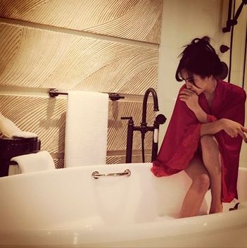 Cuma dengan handuk, begini 6 gaya manja Syahrini saat di kamar mandi