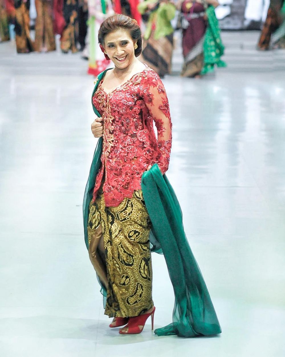 Biasanya simpel, ini 7 gaya anggun Menteri Susi berkebaya di catwalk