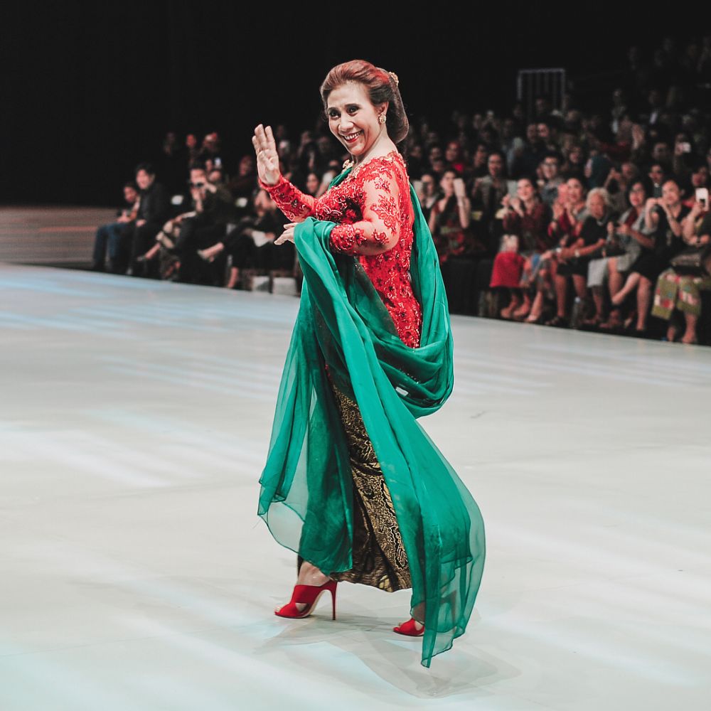 Biasanya simpel, ini 7 gaya anggun Menteri Susi berkebaya di catwalk