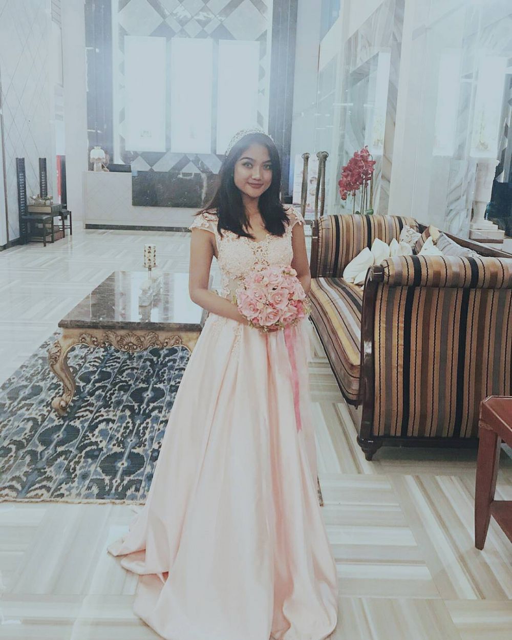 5 Pesona Marion Jola pakai gaun panjang, bak putri kerajaan