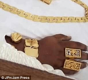 Tajir melintir, jenazah pria ini dipasangi perhiasan Rp 1,3 miliar