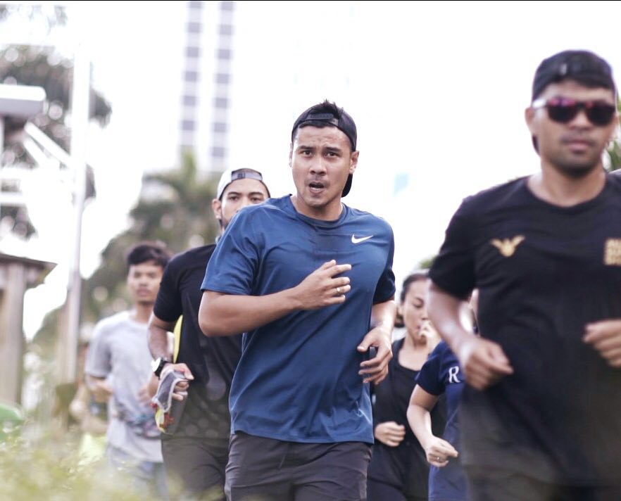 10 Gaya macho Chicco Jerikho latihan marathon, bikin ikut keringetan