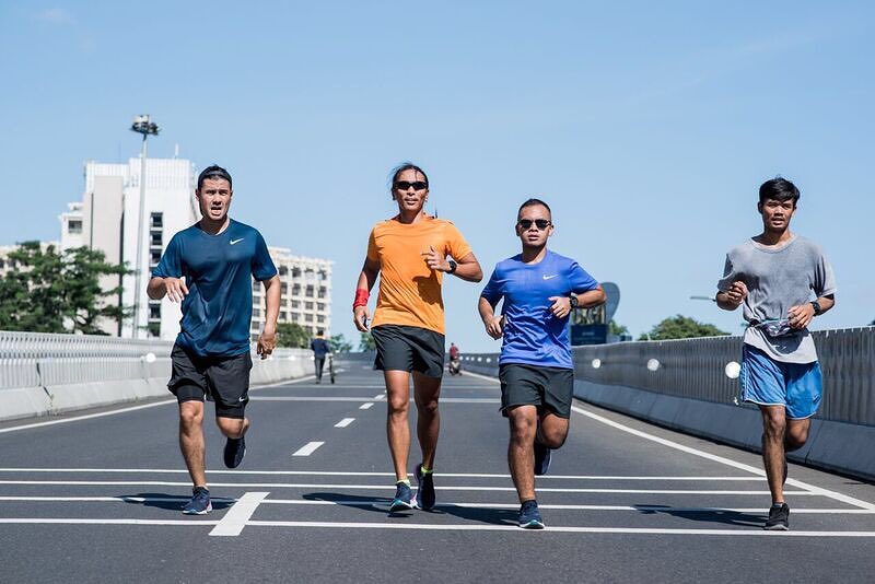 10 Gaya macho Chicco Jerikho latihan marathon, bikin ikut keringetan