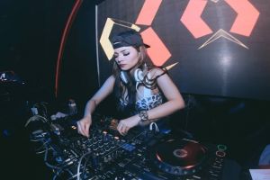 Aksi DJ Dinar Candy oleskan es krim ke dadanya ini tuai hujatan