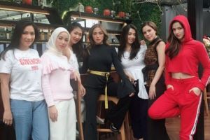5 Pemotretan terbaru Chaca Fredrica berhijab bareng Girl Squad
