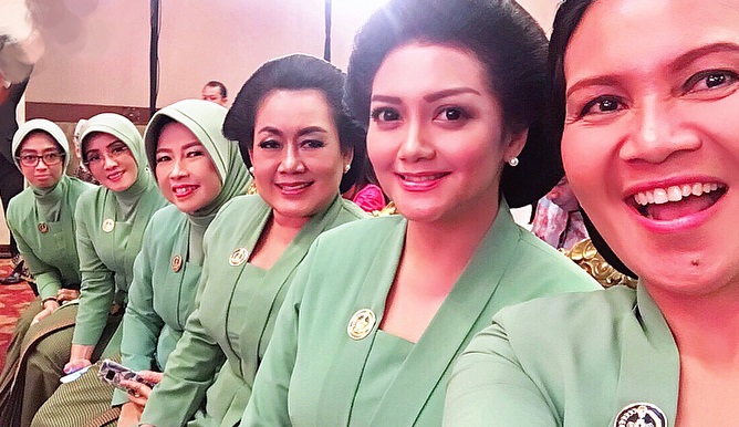 6 Gaya anggun Bella Saphira pakai kebaya & sanggul,  memesona