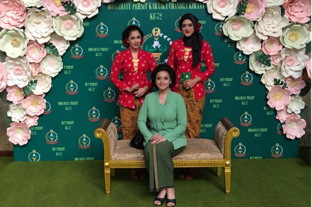 6 Gaya anggun Bella Saphira pakai kebaya & sanggul,  memesona