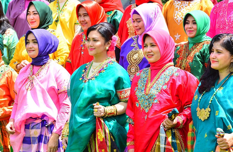 6 Gaya anggun Bella Saphira pakai kebaya & sanggul,  memesona