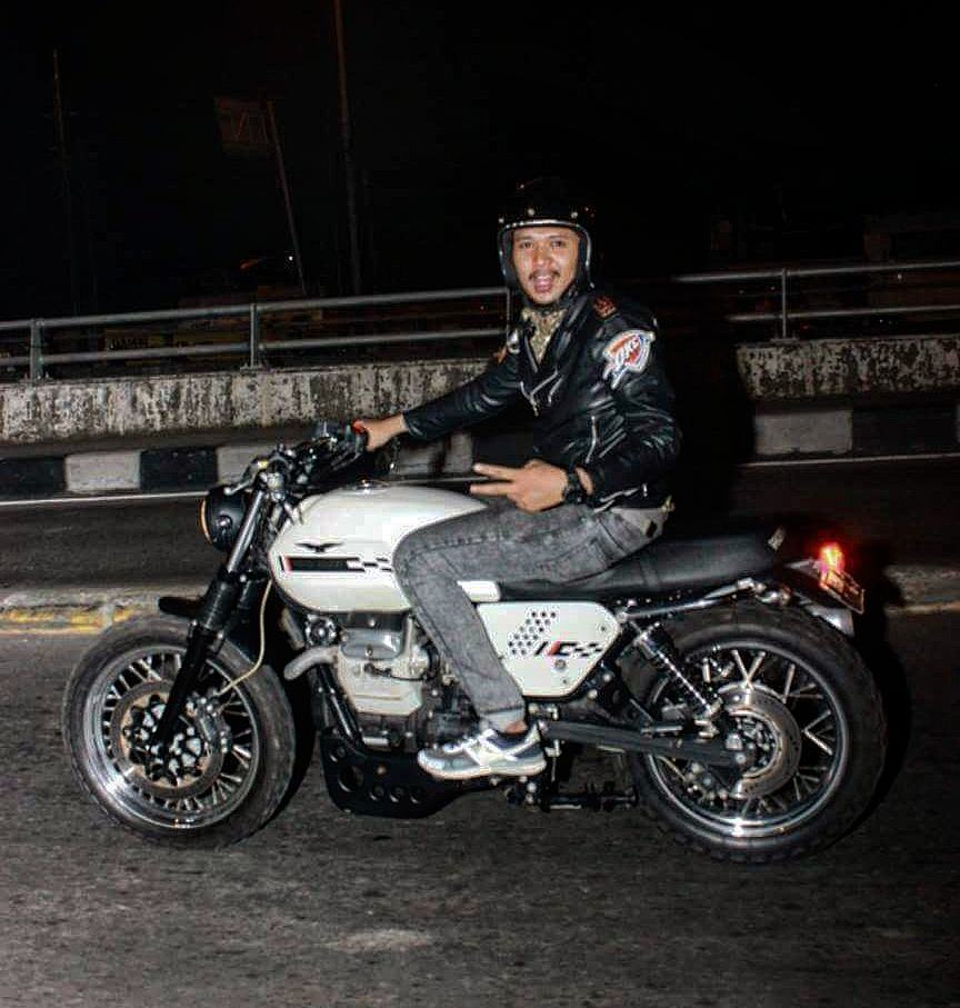 10 Gaya kece Saugi Balfas, suami ganteng Chef Aiko yang gemar touring