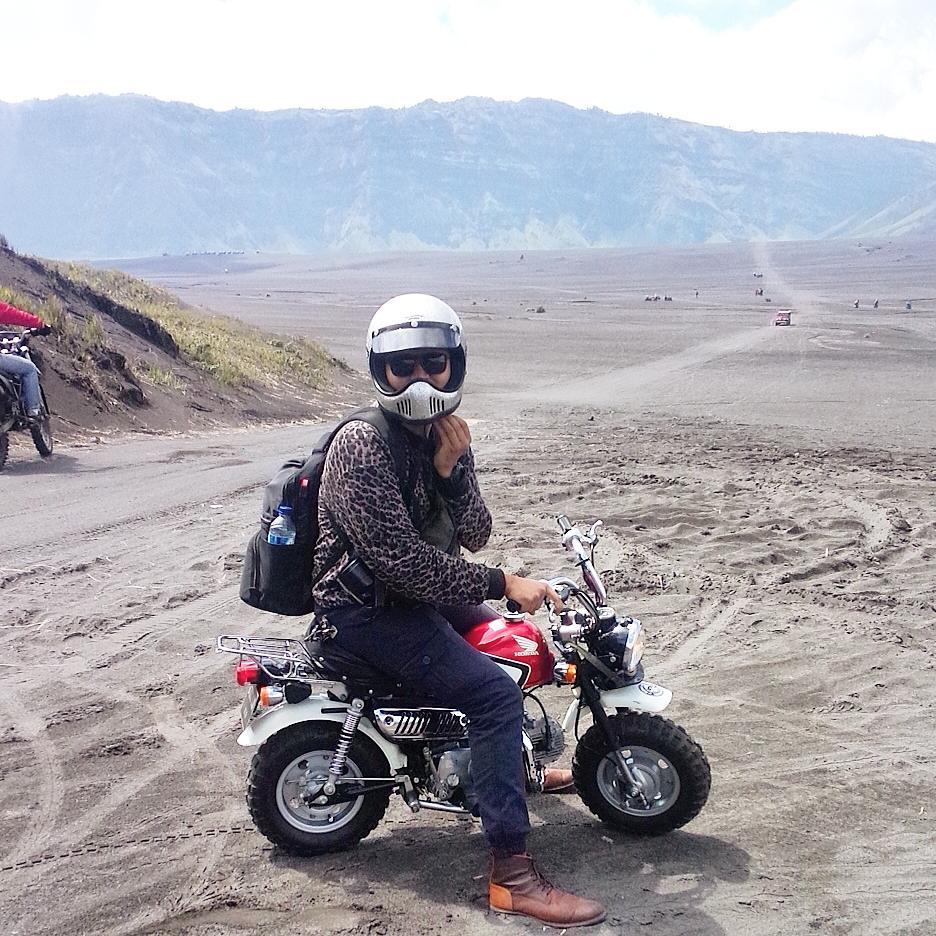 10 Gaya kece Saugi Balfas, suami ganteng Chef Aiko yang gemar touring